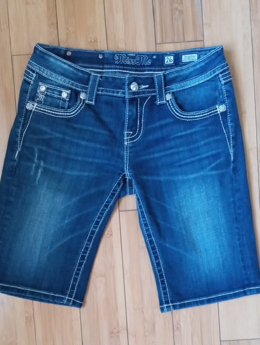 Miss Me Bermuda Shorts in Denim w/Rhinestone & Stud Back Pocket Detailing. Sz 26